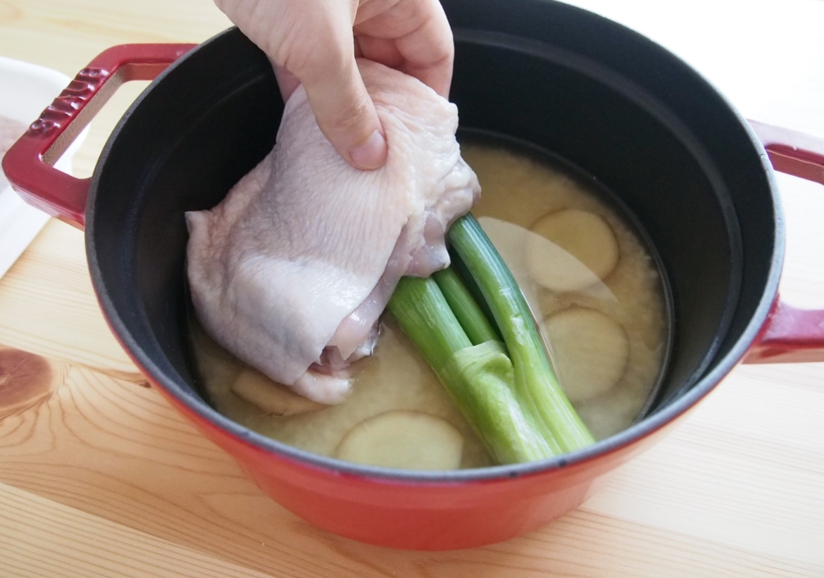 炊飯器に鶏肉を入れて炊飯する