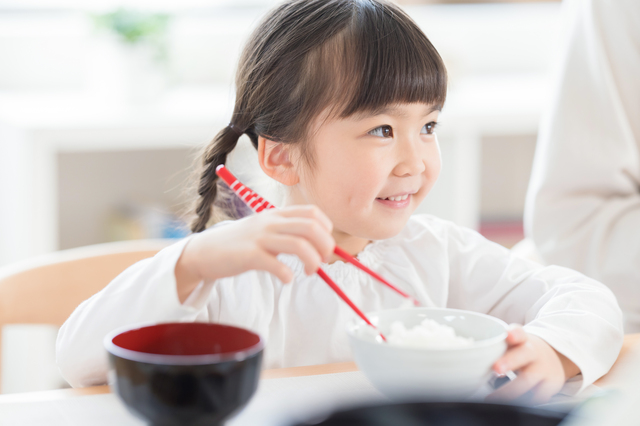 ごはんを食べる子ども