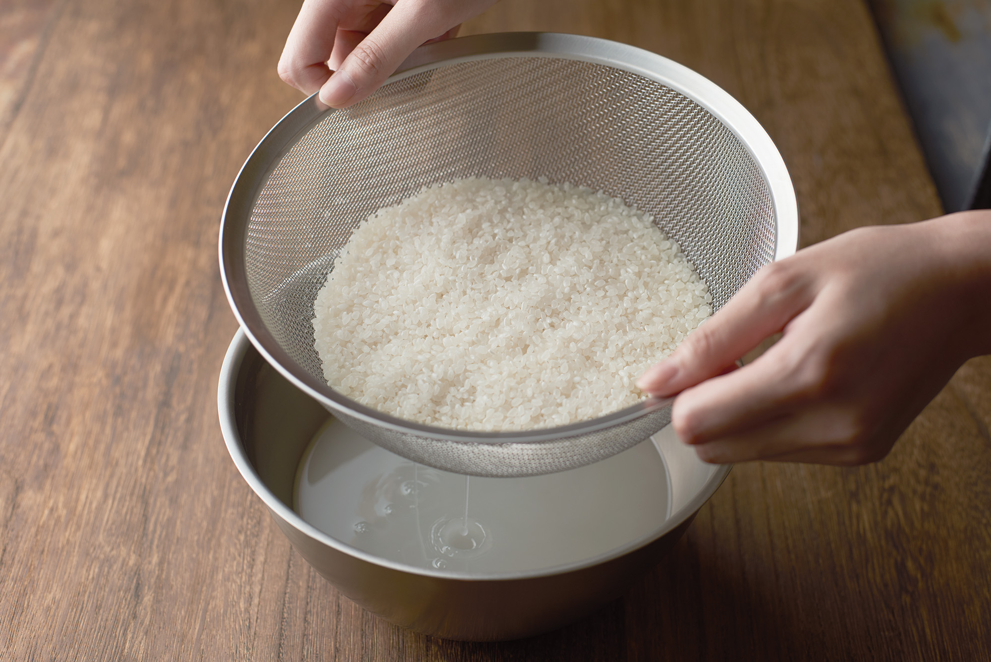 米は洗って15分程ザルにあげておく