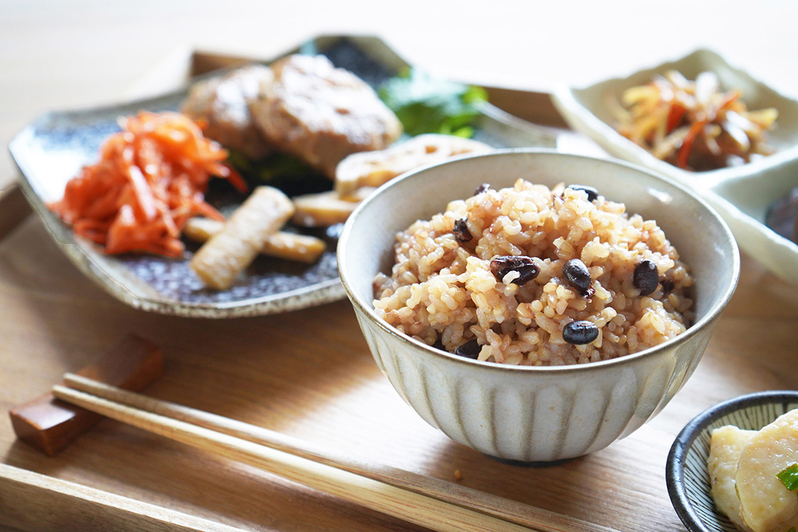 雑穀ご飯と健康的な食事のイメージ