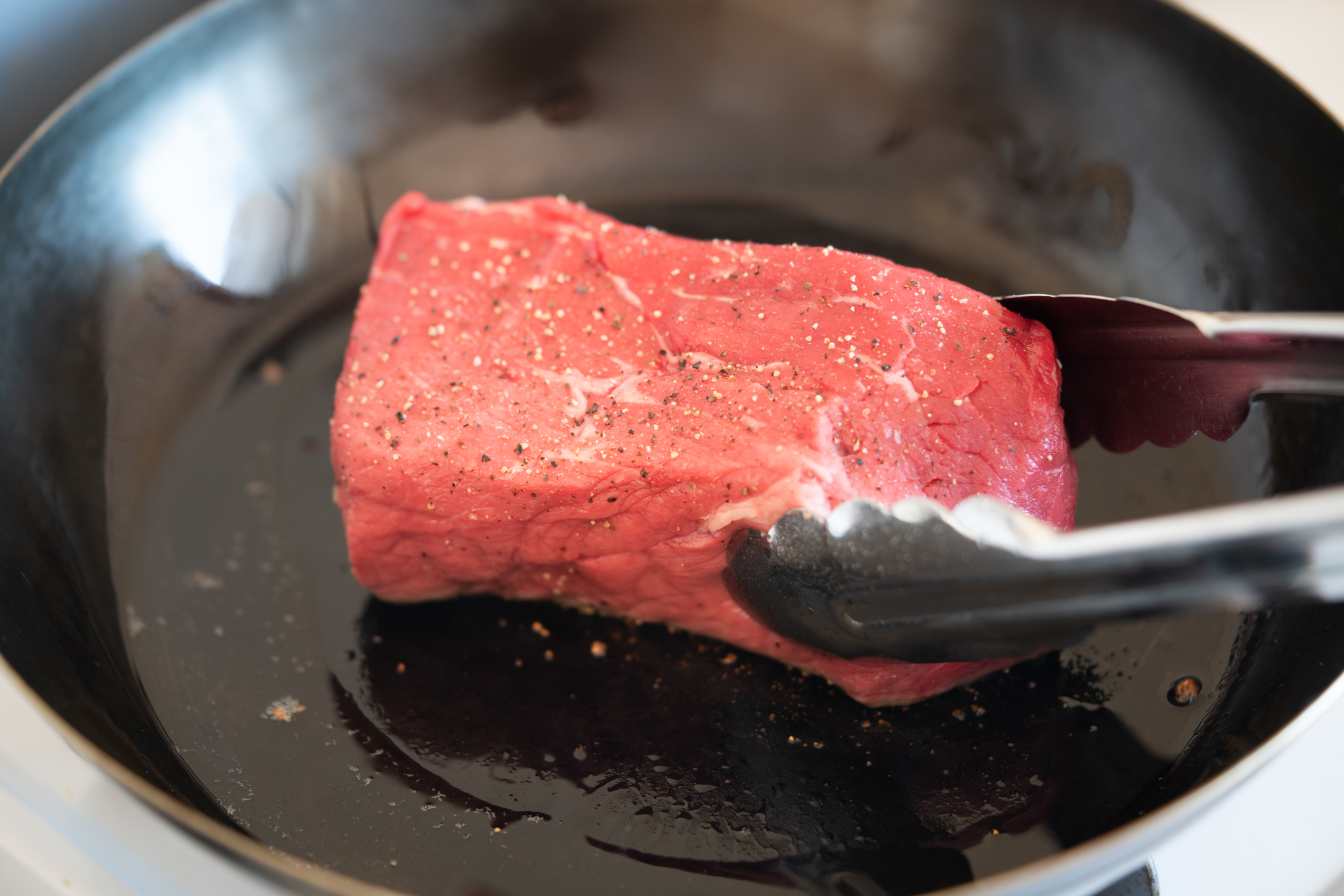 フライパンで牛肉を焼く