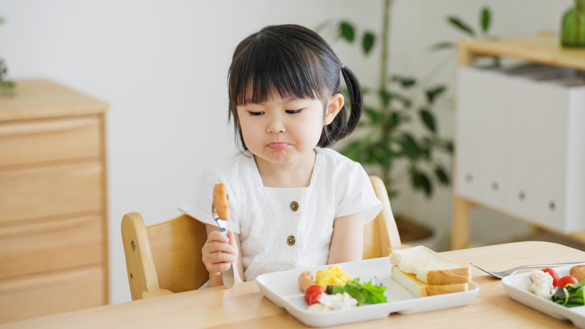 好き嫌いをする子どものイメージ