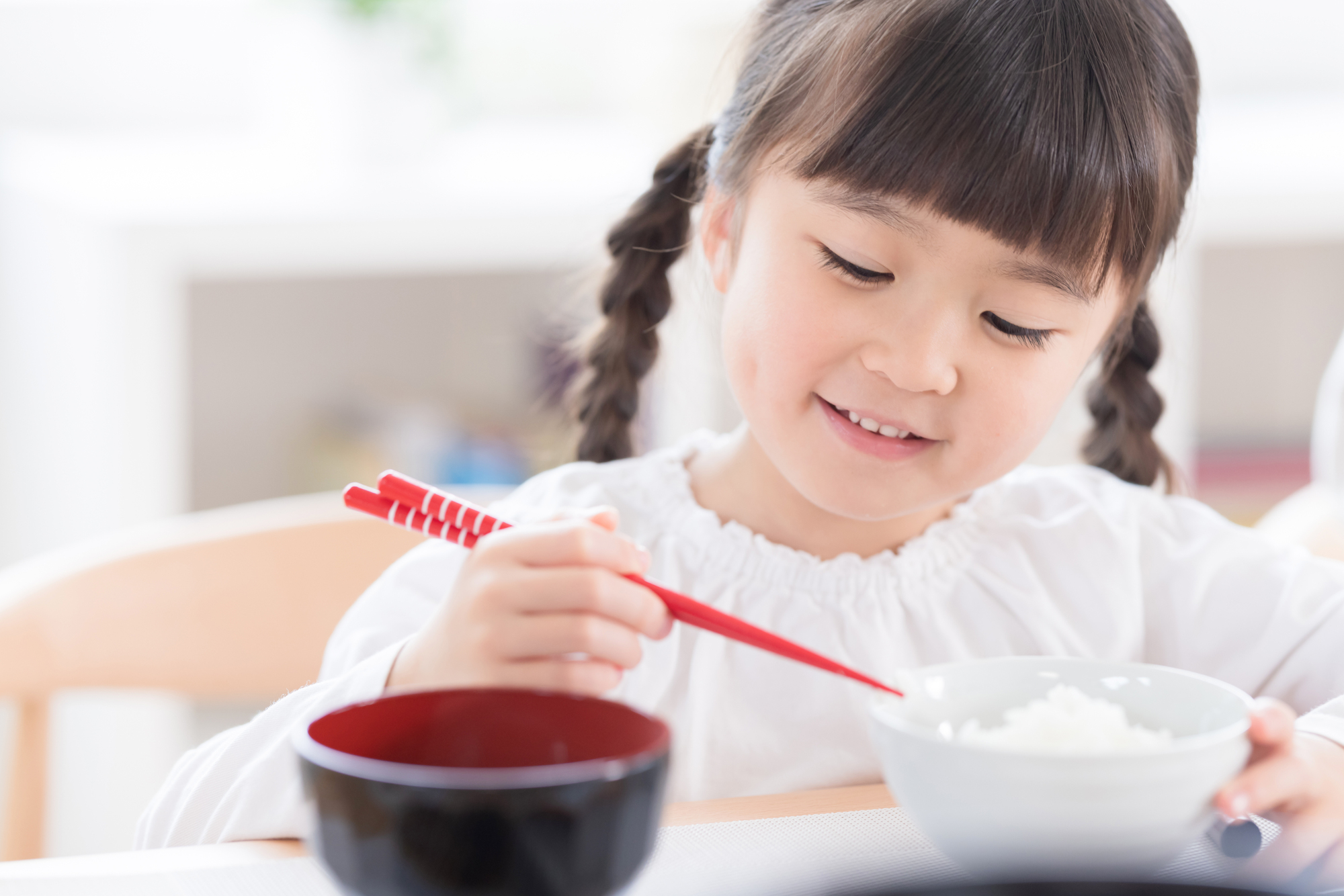 ごはんを食べる子ども