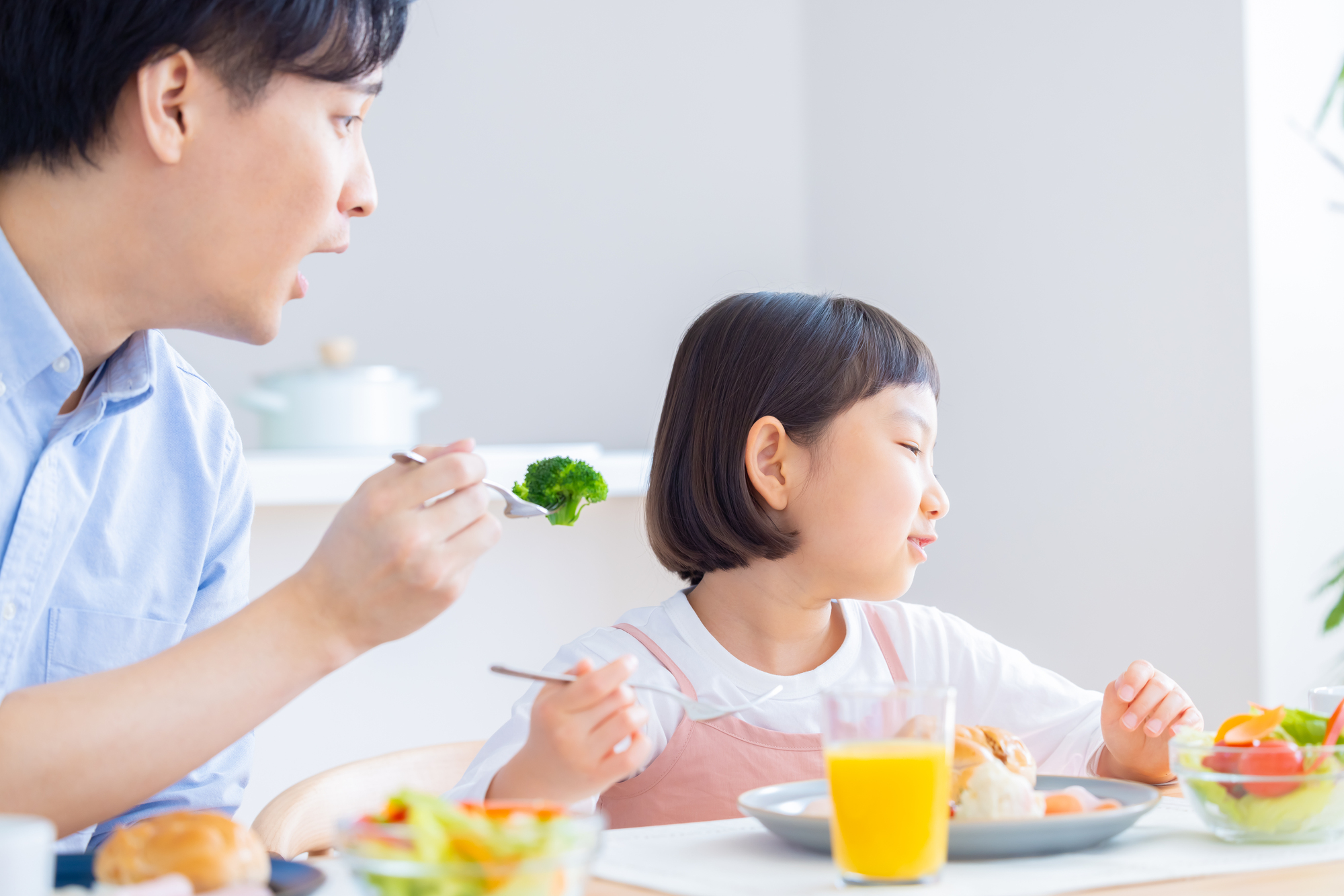 ご飯を食べる子ども