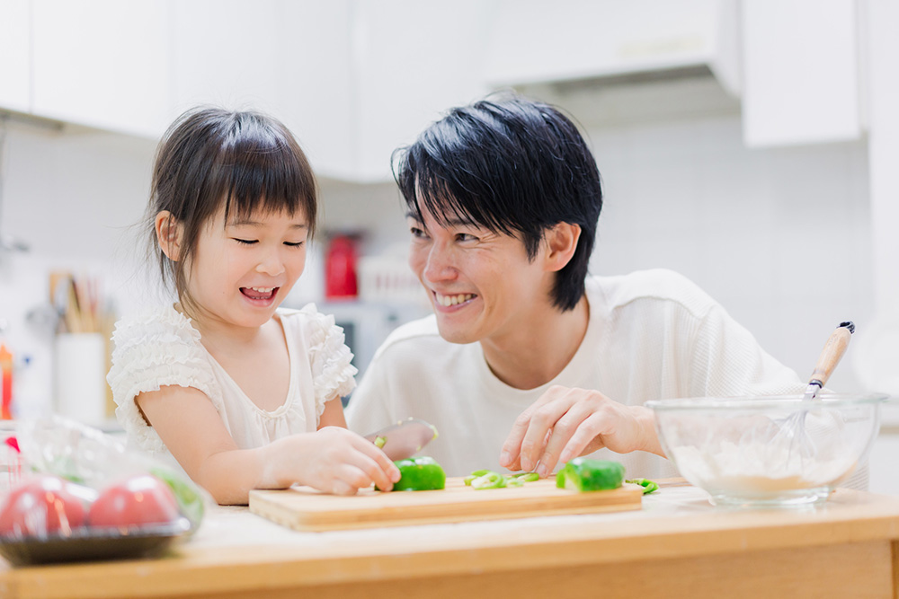 パパと野菜を切る子ども