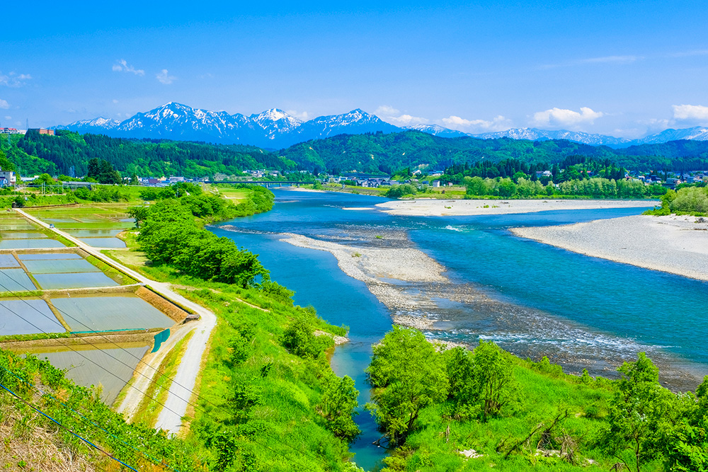 越後三山と信濃川と魚野川