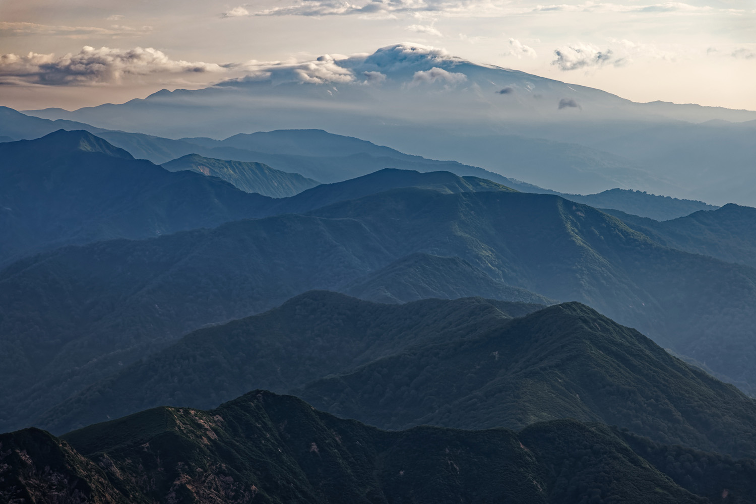 朝日連峰・寒河山から見る雲懸かる朝の月山