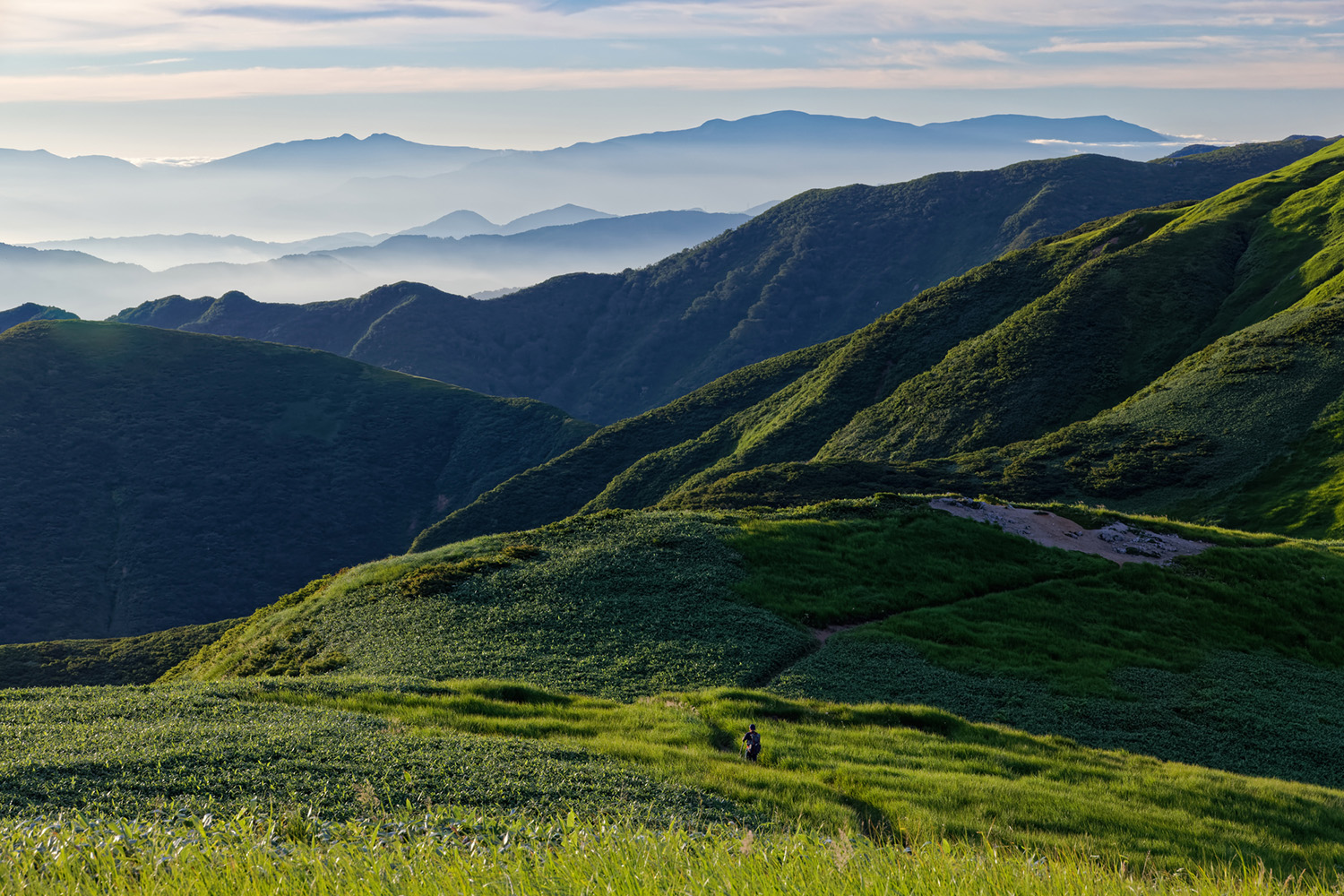 朝日連峰縦走路と朝の山並み