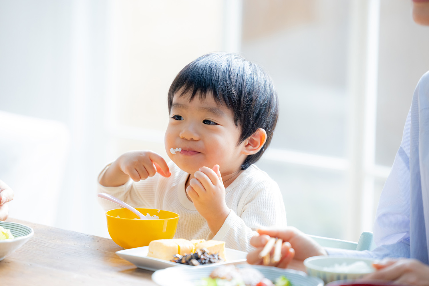 ご飯を食べる子ども