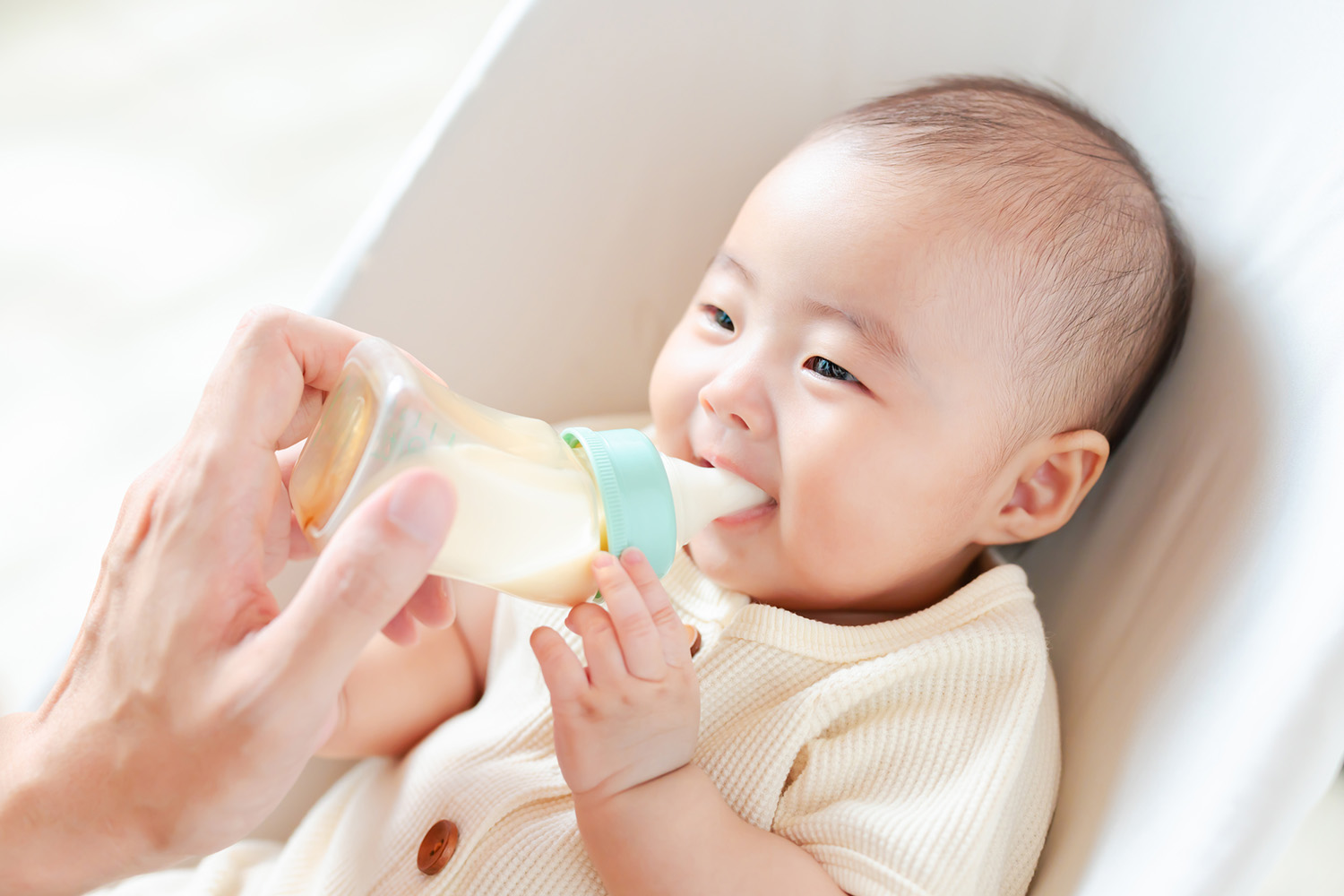 ミルクを飲む赤ちゃん