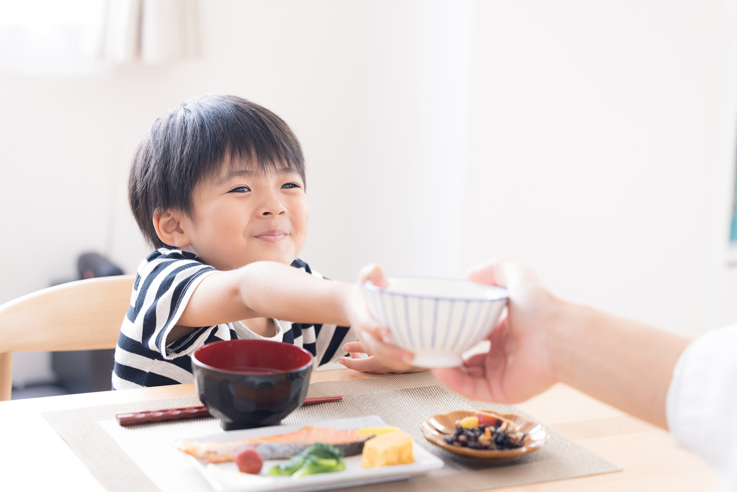 おかわりする子ども