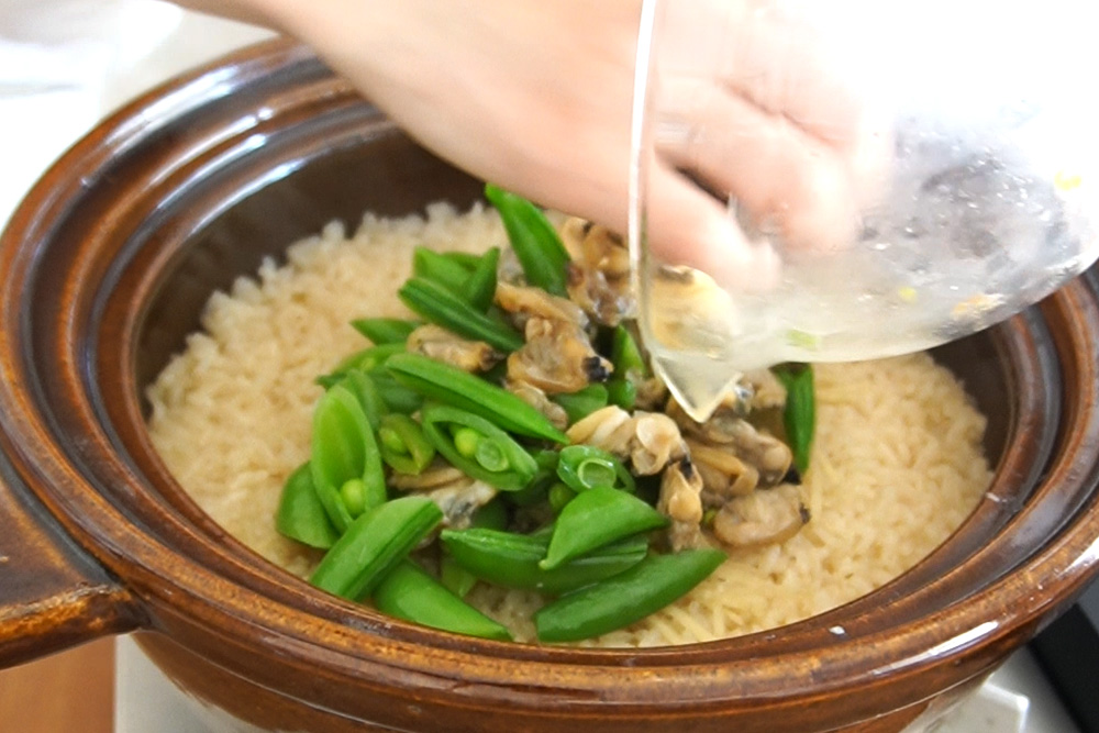 土鍋のご飯に具を混ざる
