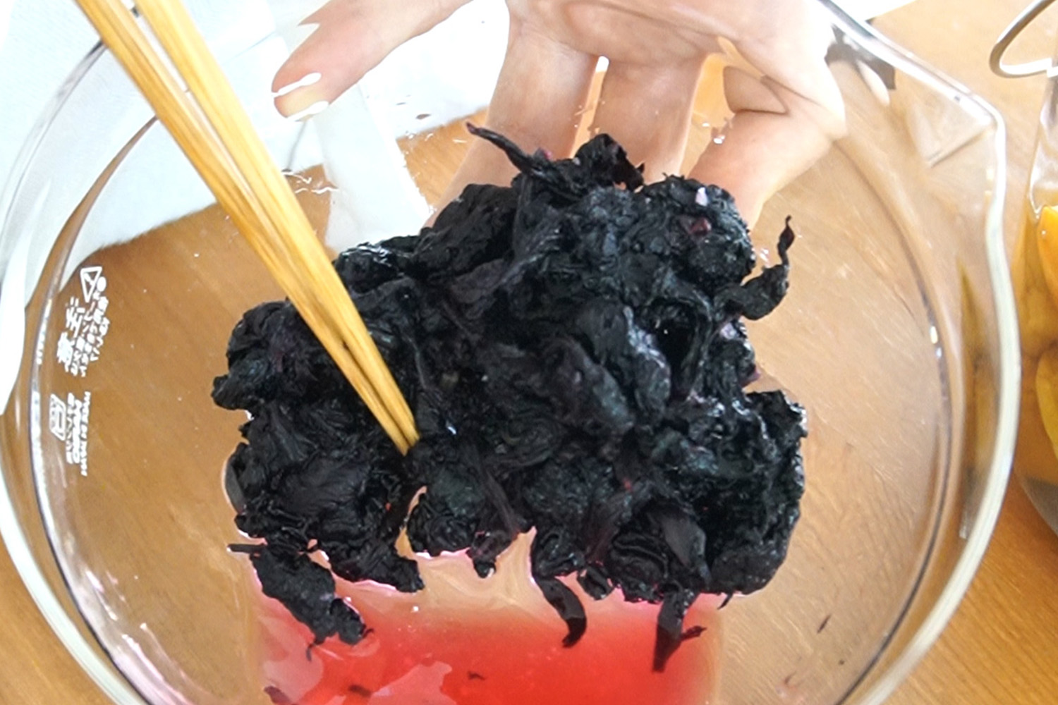 鮮やかな赤紫色に変わる
