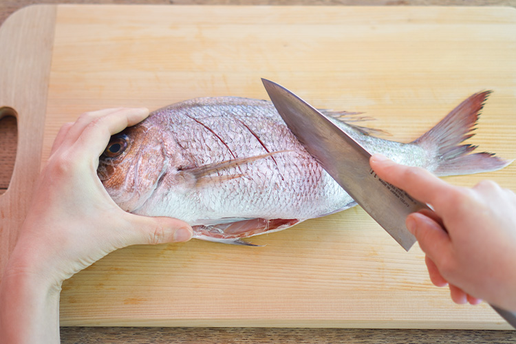 鯛に切れ込みを入れる