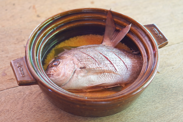 鯛を鍋に戻す