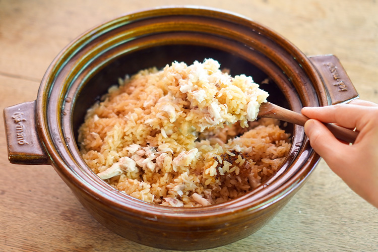 鯛の身とご飯を混ぜる