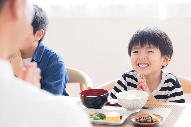 家族でご飯のイメージ