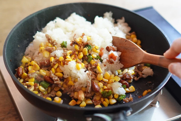 ご飯を加えて軽く炒め合わせる
