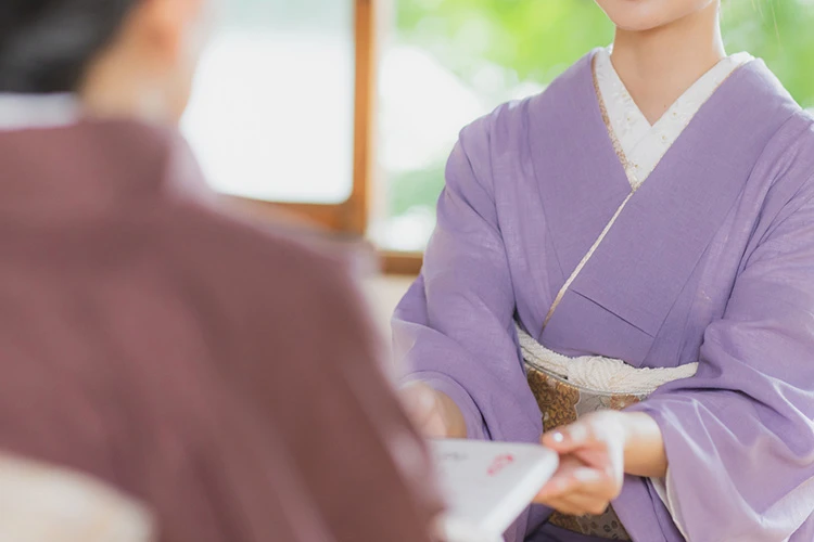 お歳暮を手渡すイメージ